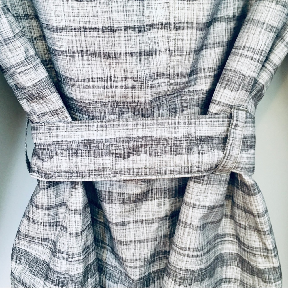 Helly Hansen Ladies Hooded Rain Coat - Picture 3 of 8